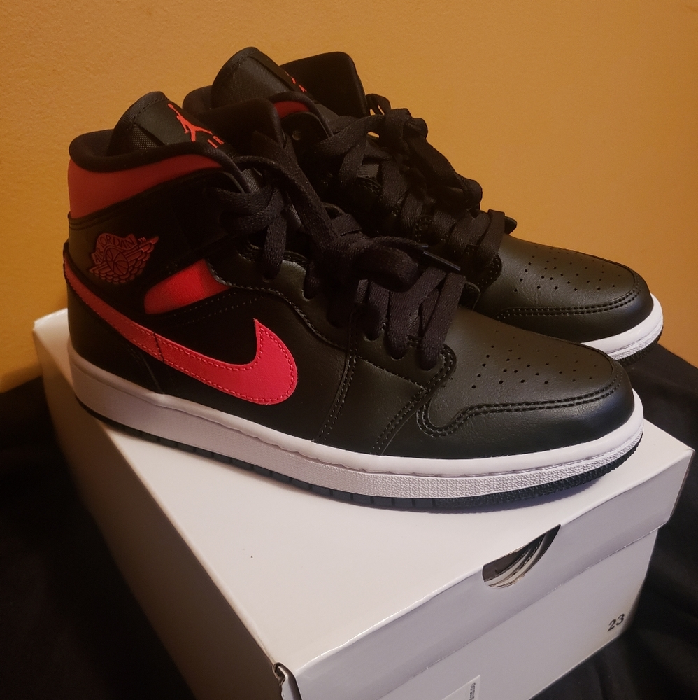 Women’s Air Jordan 1 Mid Shoes
"Black Siren Red”